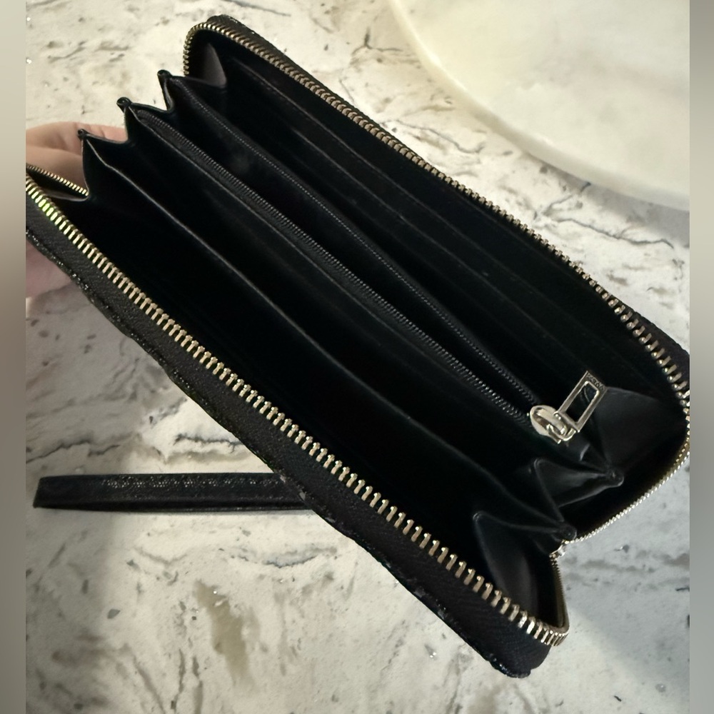 Guess Wallet - Picture 3 of 3